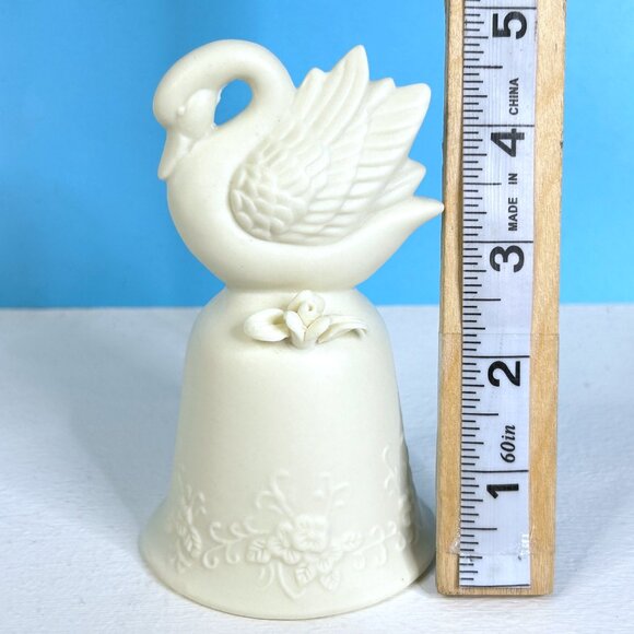 RARE Vintage‎ 1996 Beautifully Detailed Ceramic Ivory Bell 5" Swan Figurine - Picture 5 of 6